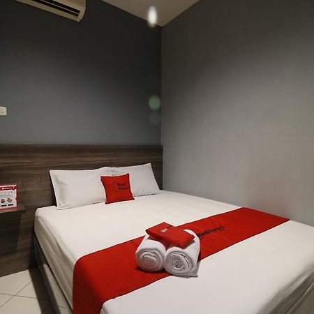 RedDoorz Plus near RS Harapan Kita Hotel Jakarta Bagian luar foto