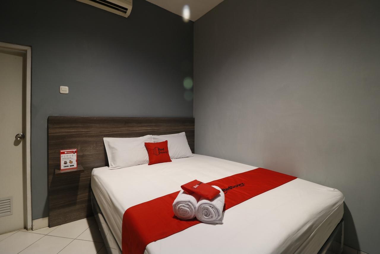 RedDoorz Plus near RS Harapan Kita Hotel Jakarta Bagian luar foto